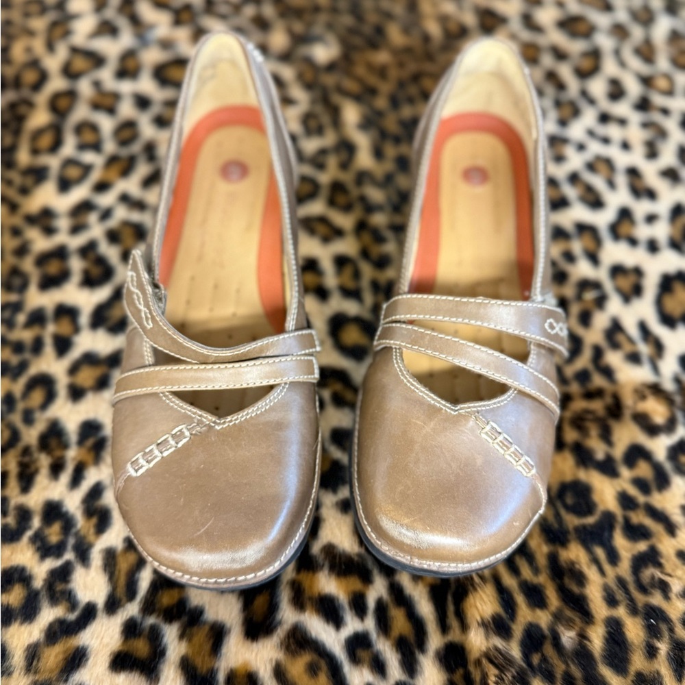 Clarks Women's Tan Flats